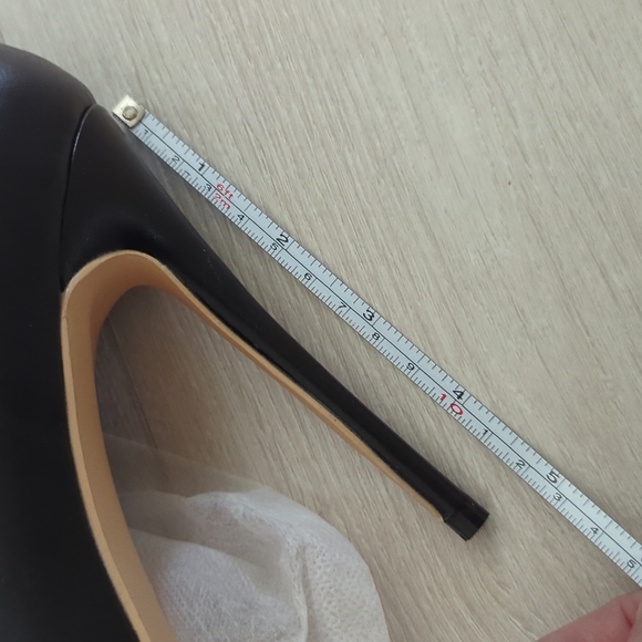 Black Pumps - Picture 9 of 9